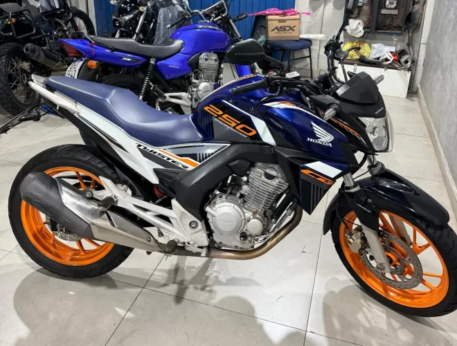 Moto impecável segundo dono toda revisada pneus novos relação nova modelo edição especial