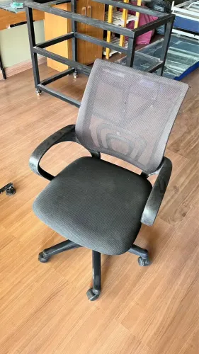 Mesa de Escritório em Vidro + Cadeira Giratória