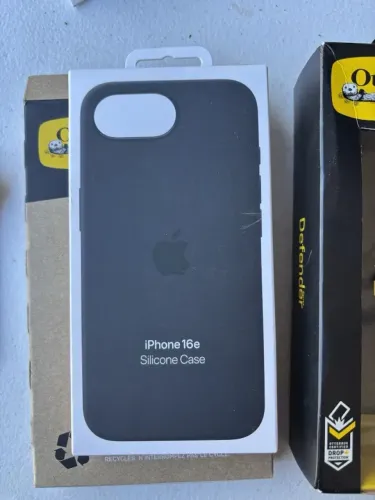 CAPA APLLE PARA IPHONE 16E ORIGINAL - PRETA - LACRADA