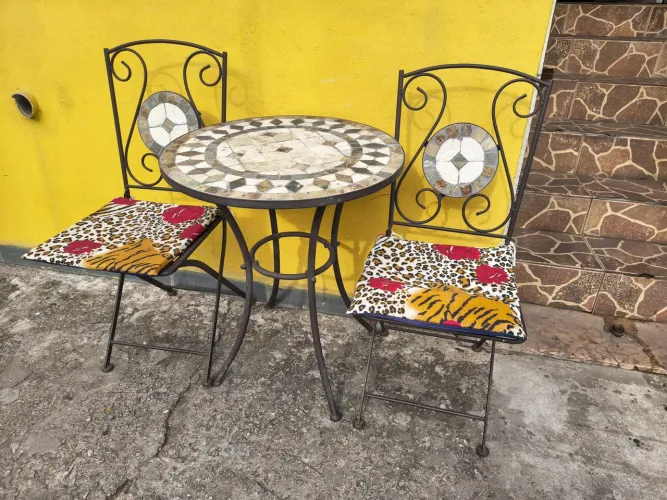 Mesa de jardim de ferro com 2 cadeiras dobráveis