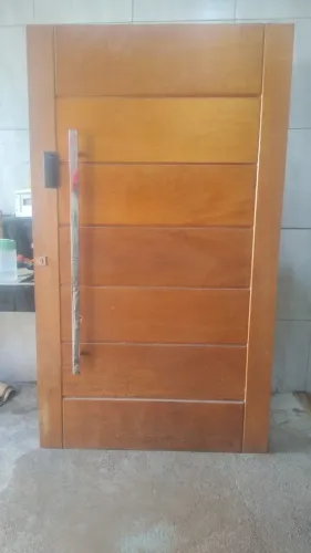 Porta de madeira com fechadura eletrônica