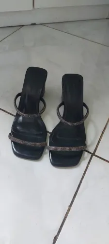 Lote de roupas e sapatos