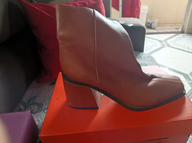 Bota em couro legítimo número 36