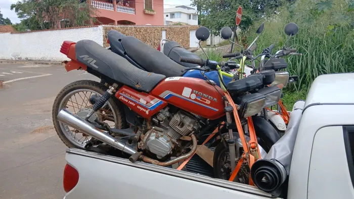 Tanque combustivel cg 125 1985 vermelho para restauro.Tenho 2 um amassado e um sem defeito