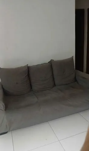 2 sofás (Um com 3 lugares e outro de 2 lugares)