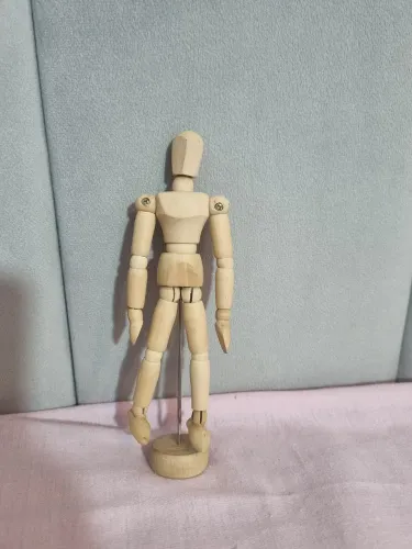 Boneco articulado de madeira