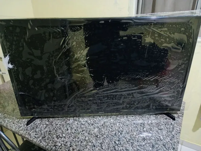 Tv smart 43 polegadas funcionando perfeitamente. Nunca foi aberta