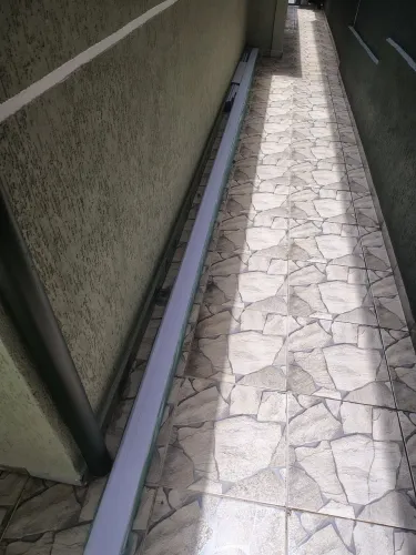 VENDO 6 PEÇAS DE 6 METROS DE RODAPÉ EM PVC 10CM ALTURA. TOTAL DE 42 METROS LINEAR