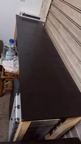 Bancada de MDF preto e pés de pinus