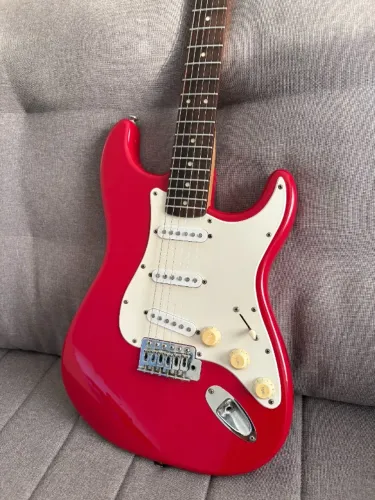 Guitarra Squier Bullet Stratocaster by Fender + cordas novas