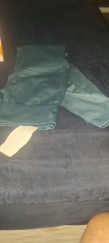 Tênis adidas e calça de malhar cintura alta, malha grossa.