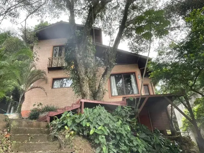 Casa 2 suítes-Rio Tavares próximo da Rua Pau de Canela e Morro do Lampião