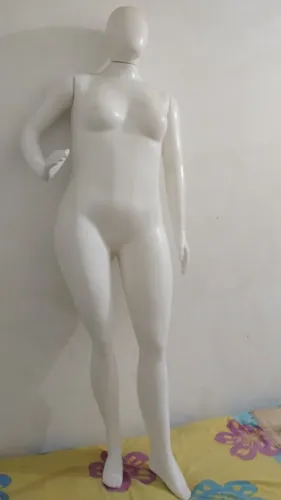 Maniquim em fibra plus size