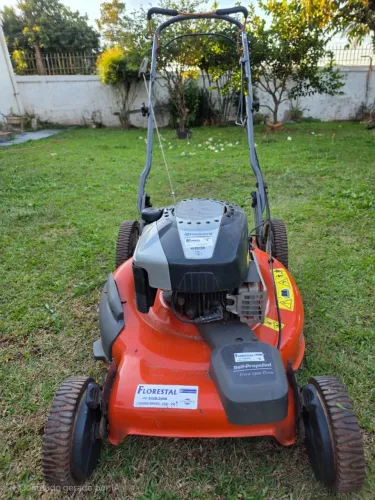 CORTADOR DE GRAMA HUSQVARNA J 55S L - MOTOR BRIGGS & STRATTON 650E - TRAÇÃO NAS RODAS