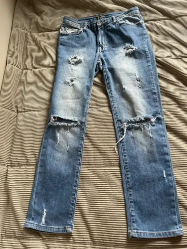 Calça jeans azul rasgada