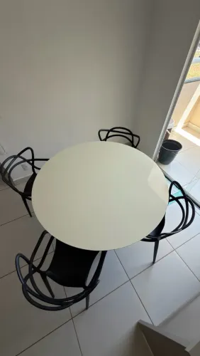 Vendo mesa com 4 cadeiras