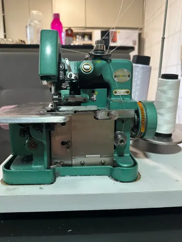 Máquina de costura Overlock Mega Mack Semi Industrial 