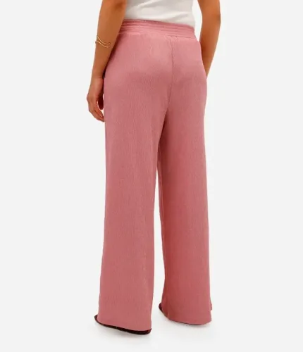 Calça básica texturizada na cor goiaba e na cor listrada off white