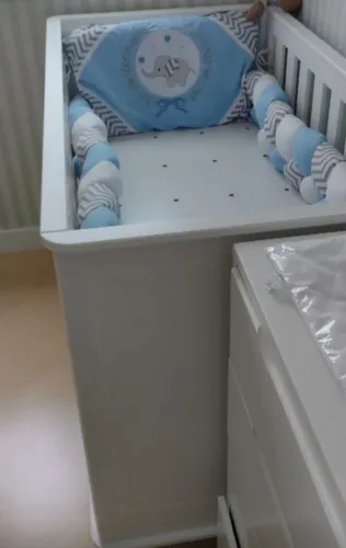 Berço/Caminha, colchão de berço e Nicho suspenso de parede.