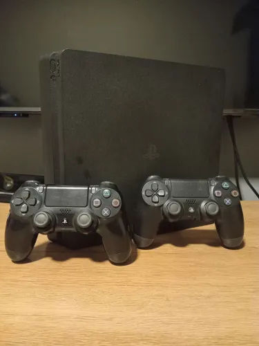 Playstation 4 Slim - Desbloqueado - HD 1TB - dois controles