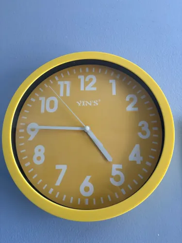 Relógio de parede amarelo