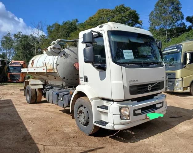 Volvo VM 2012 com tanque limpa fossa