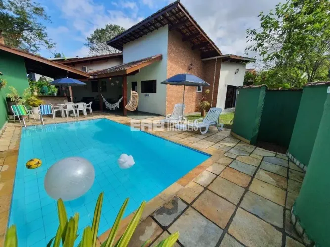 Casa à venda a 120m do mar em Itamambuca