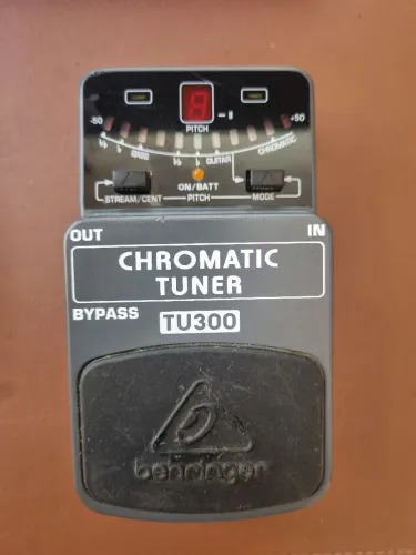 Pedal Afinador Behringer TU300 Chromatic Tuner - Precisão Absoluta no Seu Set! ?
