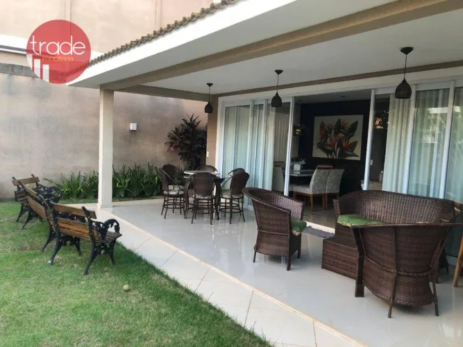 Excelente casa em condomínio na zona sul da cidade, no Bairro Vila do Golfe. São 288m² de