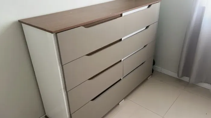 CÔMODA 8 GAVETAS - ÓTIMO ESTADO
