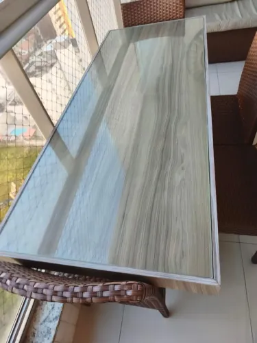 Mesa madeira MDF e 4 cadeiras revestidas de fibra