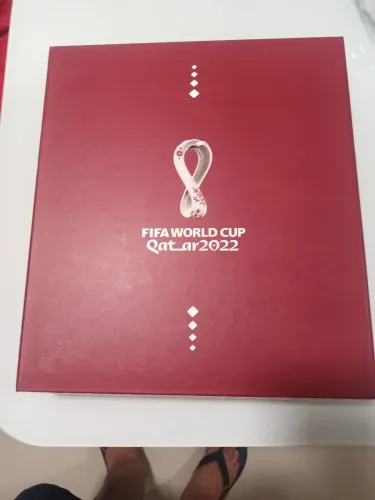 Vedo álbum box dourado da copa de 2022, completo