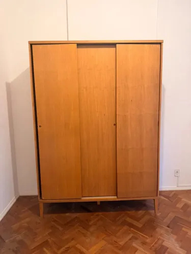Charmoso Armário/Guarda-roupa da Meu Móvel de Madeira