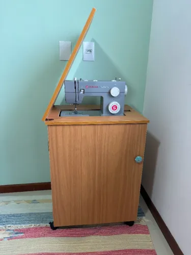 Gabinete / Mesa para máquina de costura com puxador retrô, pouco usado