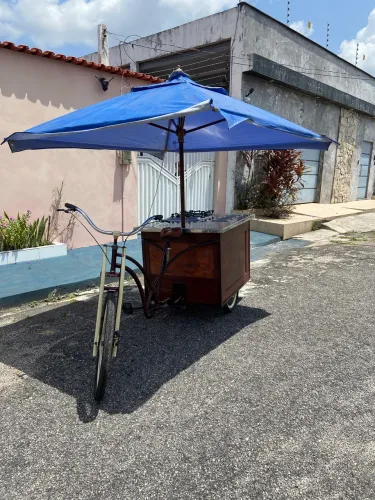Food Bike completa em madeira, com bancada inox e fogão 4 bocas, pronta para trabalhar