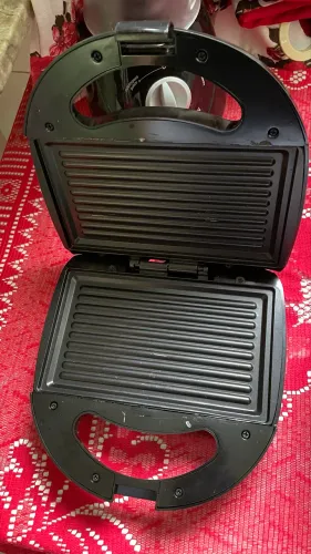 Sanduicheira Fast Grill e Sandwich Mondial S-12 750W - Preta - 110V