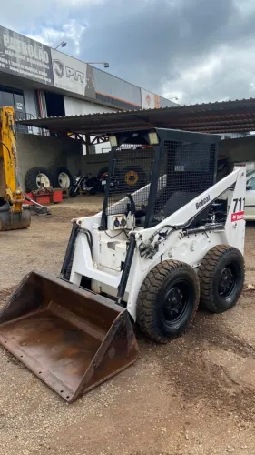 Mini Carregadeira Bobcat 711 ano 1992 motor agrale 4200