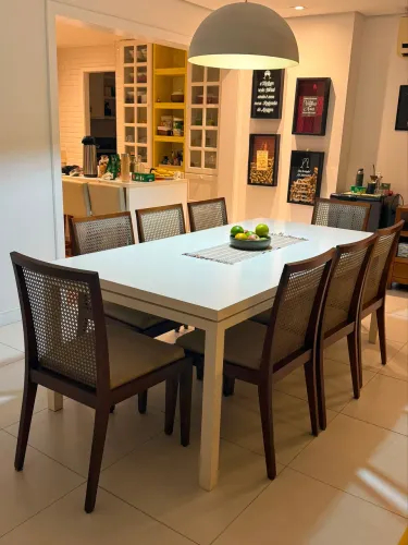 Mesa e cadeiras