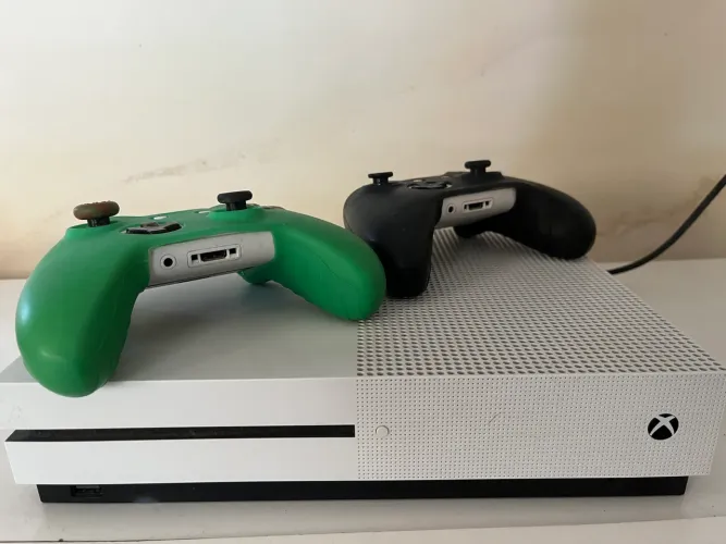 Vendo XBox OneS com 2 controles = usado todo bom !