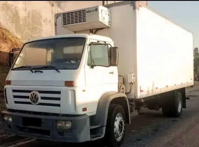 Caminhão VW 17.210 baú refrigerado 