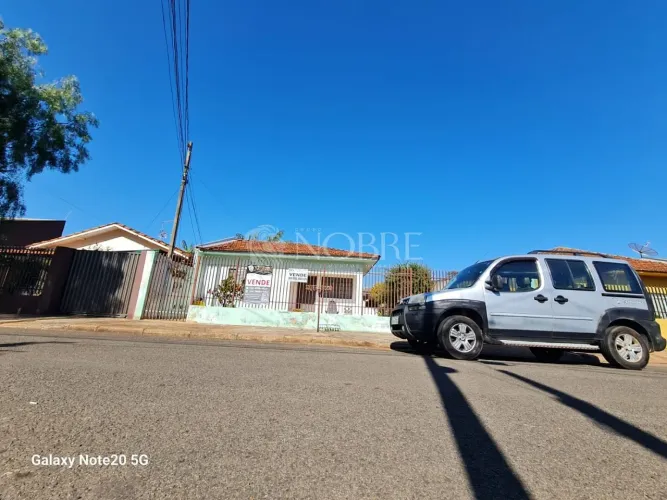 Imóvel com 2 casas na Rua Matinhos - Vl Nova em Maringá