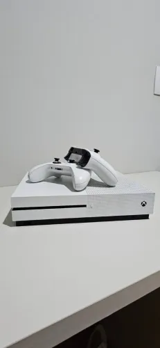 XBOX ONE S 1TB + 2 CONTROLES + JOGOS
