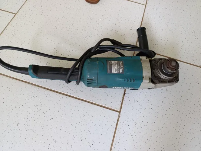 Lixadeira Makita GA 7020 - Profissional