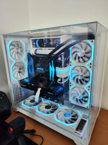 Computador Gamer Lian Li, Ryzen 7 9800X3D, 32Gb Ram DDR5 6000mhz, Placa de Video RX 7600