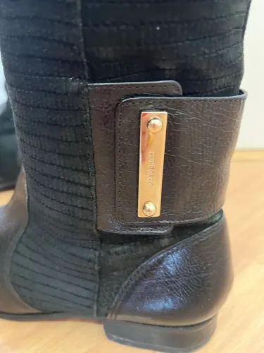 Vendo 2 pares de bota de COURO Luz da Lua