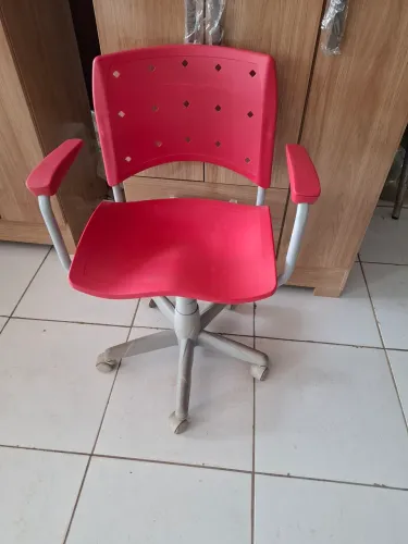 Cadeira secretária para estudo ( conservada)