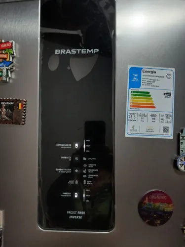 Vendo uma geladeira brastemp.