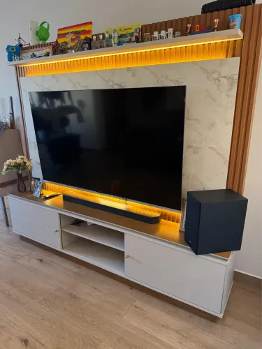 Painel de TV até 75 polegadas, com LED e painel marmorizado