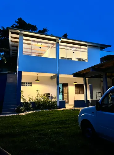Casa 2 dorm com jardim amplo 3 vagas garagem e varanda