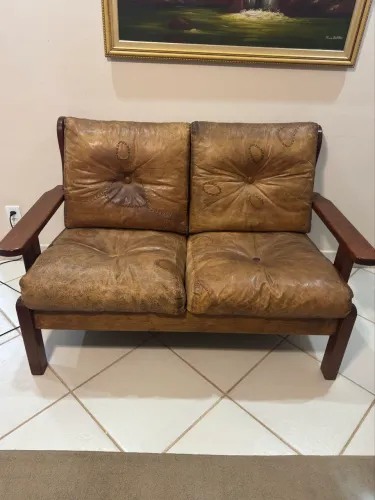 Sofá em madeira e couro